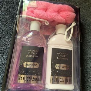 Shower gel, body lotion, and pouf kit
